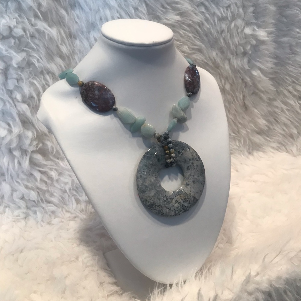 Stone accent necklace, very pretty